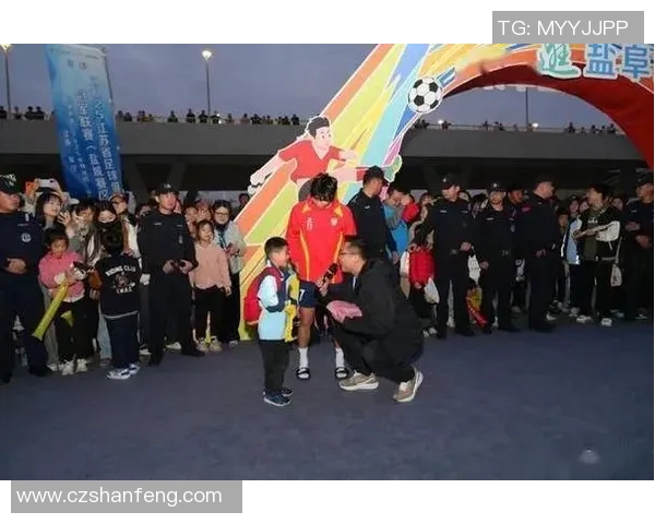 足球明星与小粉丝温馨互动瞬间感动无数人心的视频记录